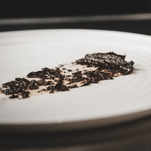 Charger l'image dans la galerie, Pâte d'ail noir dans une assiette